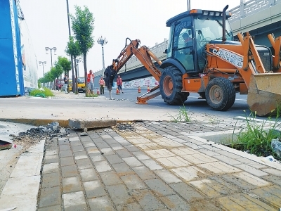 工程管理乱象 为方便出行破坏人行道