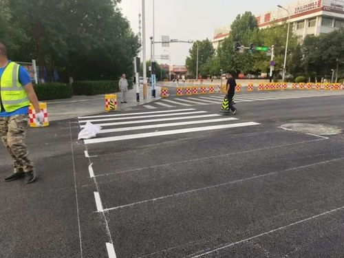 36小时攻坚 11675平方米路面焕新，北新道、建设路、文化路道路提升施工圆满收官